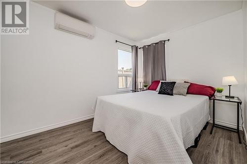 127 East 33Rd Street, Hamilton, ON - Indoor Photo Showing Bedroom