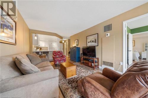 1270 Maple Crossing Boulevard Unit# 204, Burlington, ON - Indoor Photo Showing Living Room