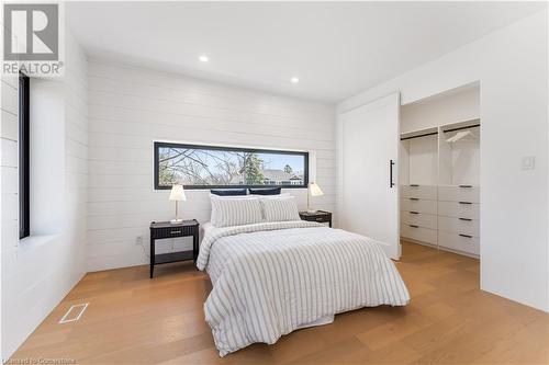 Master. Walk in closet with drawers. - 5427 Anthony Place, Burlington, ON - Indoor Photo Showing Bedroom