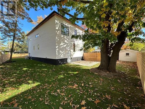 Back and side yard, facing front gate. Side door to mudroom. Fully fenced. - 5427 Anthony Place, Burlington, ON - Outdoor