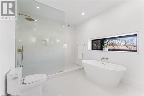 Master ensuite. Soaker tub. Rain shower head, hand spray. Porcelain floor - 5427 Anthony Place, Burlington, ON - Indoor Photo Showing Bathroom