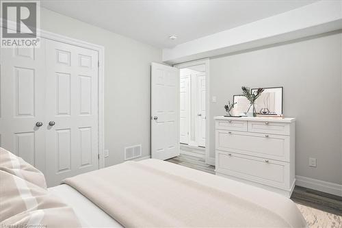 38 Viewpoint Avenue, Hamilton, ON - Indoor Photo Showing Bedroom