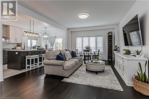 4063 Healing Street, Beamsville, ON - Indoor Photo Showing Living Room