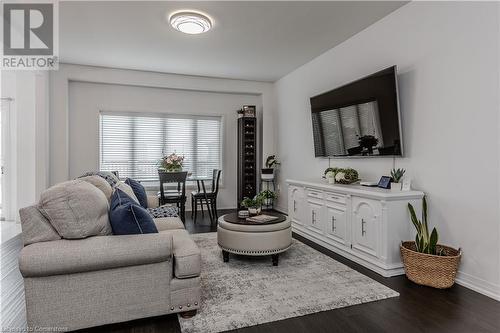 4063 Healing Street, Beamsville, ON - Indoor Photo Showing Living Room