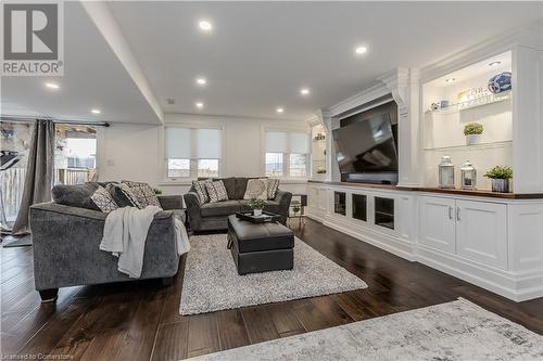 4063 Healing Street, Beamsville, ON - Indoor Photo Showing Living Room