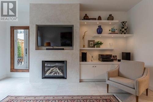 109 Kent Street, Hamilton, ON - Indoor Photo Showing Living Room With Fireplace