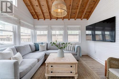 241 Beechwood Avenue, Crystal Beach, ON - Indoor Photo Showing Living Room