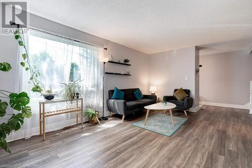 665 Francis Road Unit# 2, Burlington, ON - Indoor Photo Showing Living Room