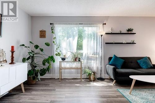 665 Francis Road Unit# 2, Burlington, ON - Indoor Photo Showing Living Room