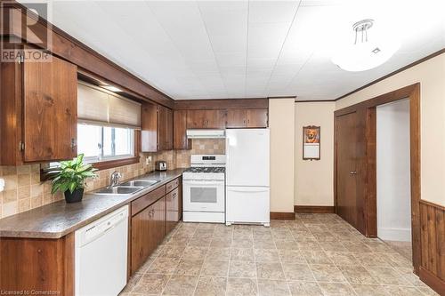 606 Broad Street W, Haldimand County, ON - Indoor Photo Showing Kitchen With Double Sink