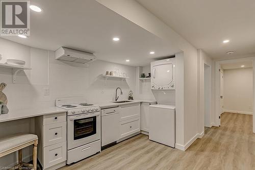 93 Shadyside Avenue Unit# Lower, Hamilton, ON - Indoor Photo Showing Kitchen