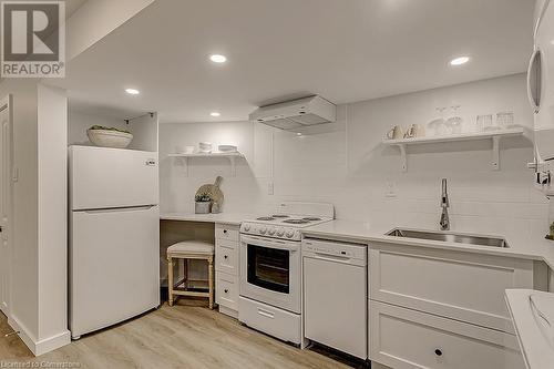 93 Shadyside Avenue Unit# Lower, Hamilton, ON - Indoor Photo Showing Kitchen