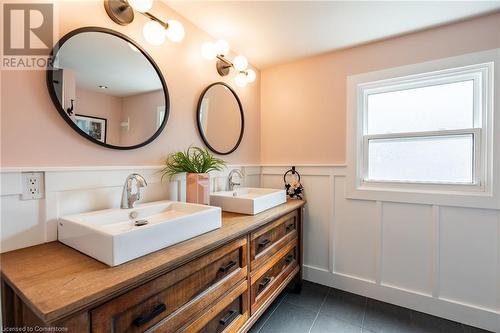 248 Province Street S, Hamilton, ON - Indoor Photo Showing Bathroom