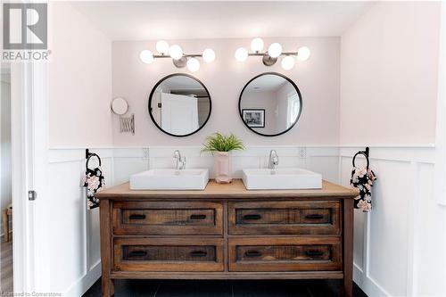 248 Province Street S, Hamilton, ON - Indoor Photo Showing Bathroom