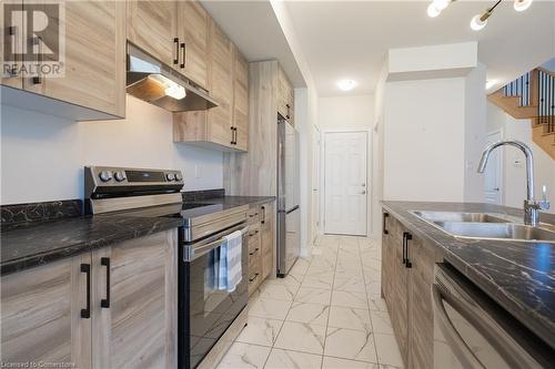 27 Aviron Crescent, Welland, ON - Indoor Photo Showing Kitchen With Stainless Steel Kitchen With Double Sink