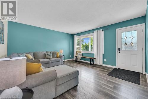 558 Ontario Street, St. Catharines, ON - Indoor Photo Showing Living Room