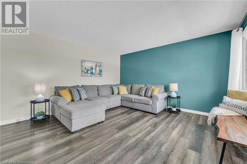 558 Ontario Street, St. Catharines, ON - Indoor Photo Showing Living Room