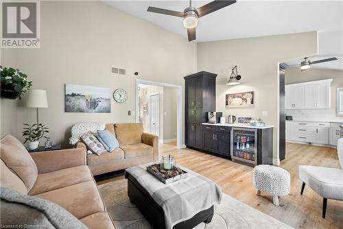 11616 Elizabeth Crescent, Wainfleet, ON - Indoor Photo Showing Living Room