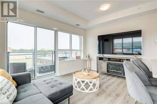 121 #8 Highway Unit# 416, Stoney Creek, ON - Indoor Photo Showing Living Room