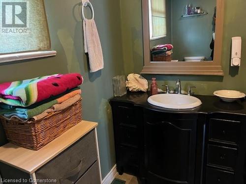 114 Melvin Avenue, Hamilton, ON - Indoor Photo Showing Bathroom