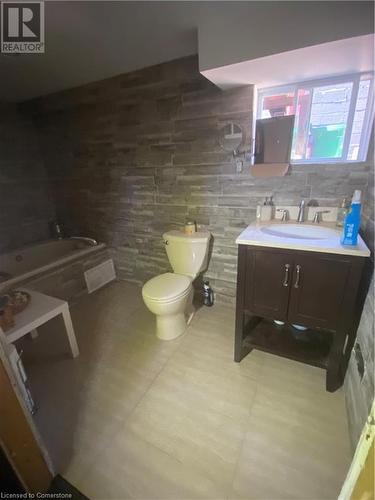 114 Melvin Avenue, Hamilton, ON - Indoor Photo Showing Bathroom