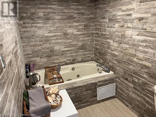 114 Melvin Avenue, Hamilton, ON - Indoor Photo Showing Bathroom