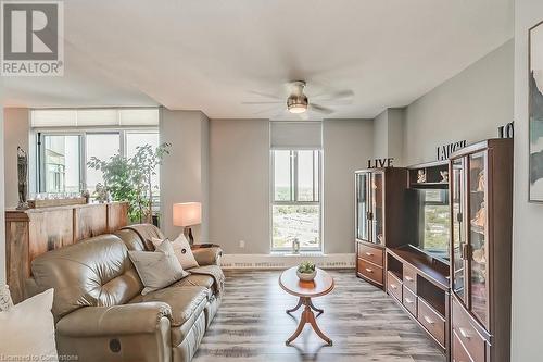 5250 Lakeshore Road Unit# 1907, Burlington, ON - Indoor Photo Showing Living Room