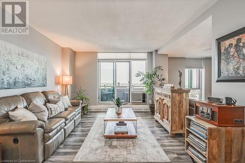 5250 Lakeshore Road Unit# 1907, Burlington, ON - Indoor Photo Showing Living Room