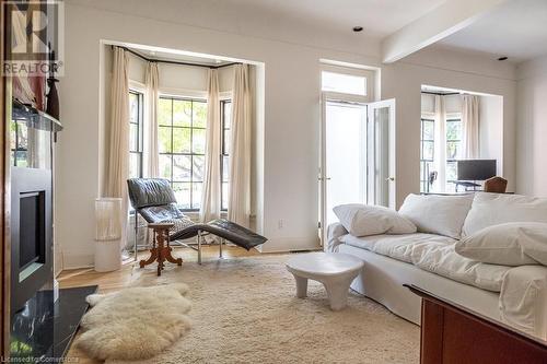 370 Queen Street S, Hamilton, ON - Indoor Photo Showing Living Room