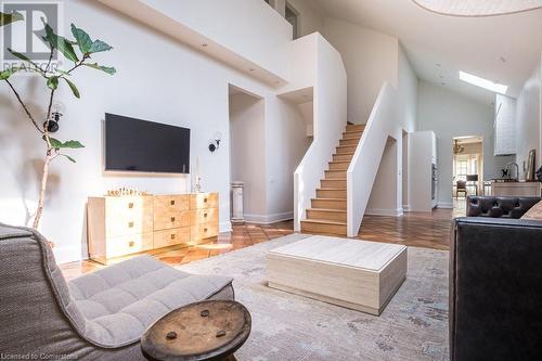 370 Queen Street S, Hamilton, ON - Indoor Photo Showing Living Room