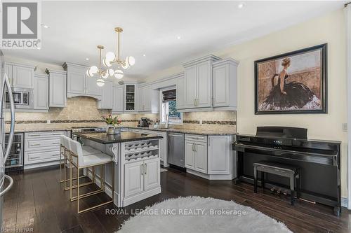 14 Tuscany Court, St. Catharines, ON - Indoor Photo Showing Kitchen With Upgraded Kitchen