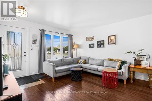 1841 Suzie Crescent, Prescott And Russell, ON - Indoor Photo Showing Living Room