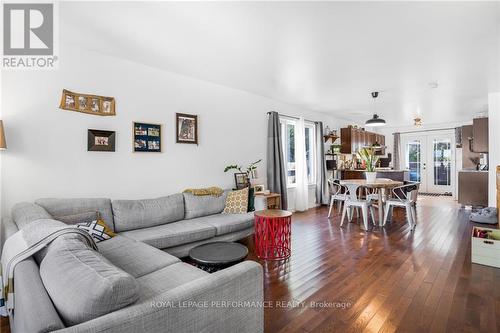 1841 Suzie Crescent, Prescott And Russell, ON - Indoor Photo Showing Living Room