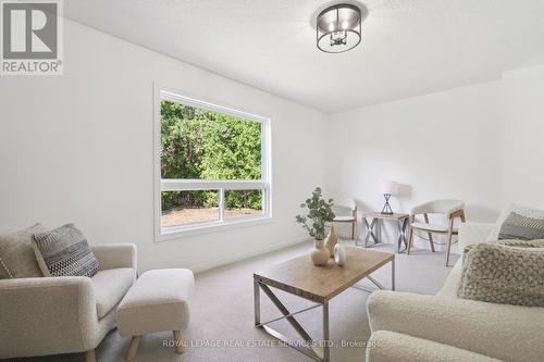 2066 Castlefield Crescent, Oakville (River Oaks), ON - Indoor Photo Showing Living Room