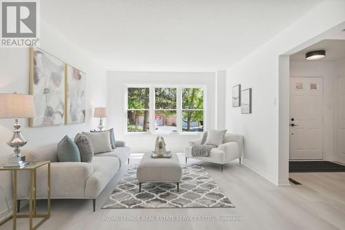 2066 Castlefield Crescent, Oakville (River Oaks), ON - Indoor Photo Showing Living Room