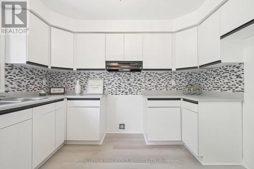 2066 Castlefield Crescent, Oakville, ON - Indoor Photo Showing Kitchen