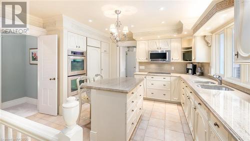 560 5Th Street W, Owen Sound, ON - Indoor Photo Showing Kitchen With Double Sink