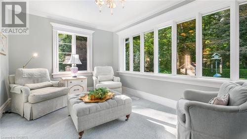 560 5Th Street W, Owen Sound, ON - Indoor Photo Showing Living Room