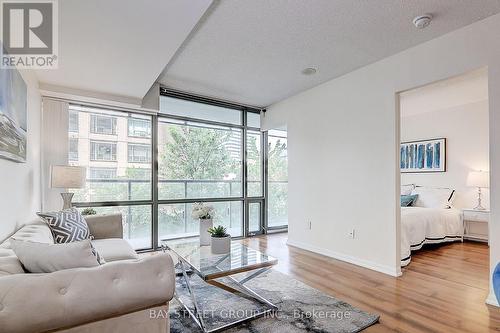 306 - 37 Grosvenor Street, Toronto, ON - Indoor Photo Showing Living Room