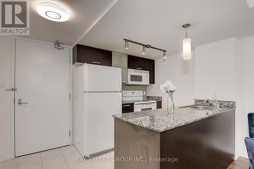 306 - 37 Grosvenor Street, Toronto, ON - Indoor Photo Showing Kitchen