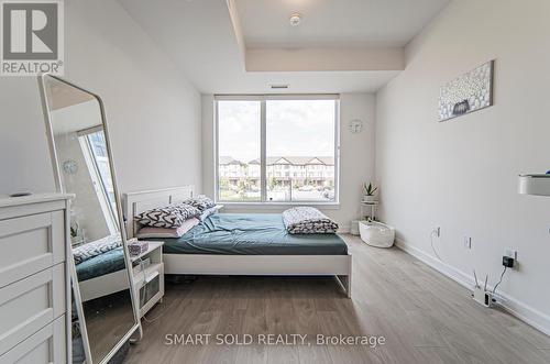 116 - 3200 William Coltson Avenue, Oakville, ON - Indoor Photo Showing Living Room