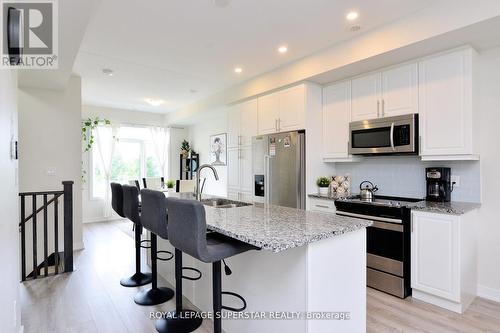 39 - 590 North Service Road, Hamilton, ON - Indoor Photo Showing Kitchen With Double Sink With Upgraded Kitchen