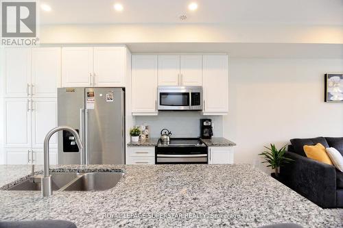 39 - 590 North Service Road, Hamilton, ON - Indoor Photo Showing Kitchen With Double Sink With Upgraded Kitchen