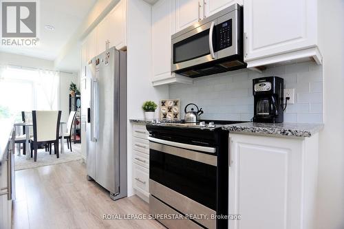 39 - 590 North Service Road, Hamilton, ON - Indoor Photo Showing Kitchen With Upgraded Kitchen