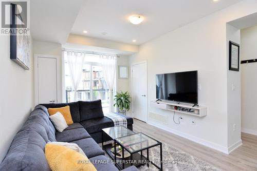 39 - 590 North Service Road, Hamilton, ON - Indoor Photo Showing Living Room