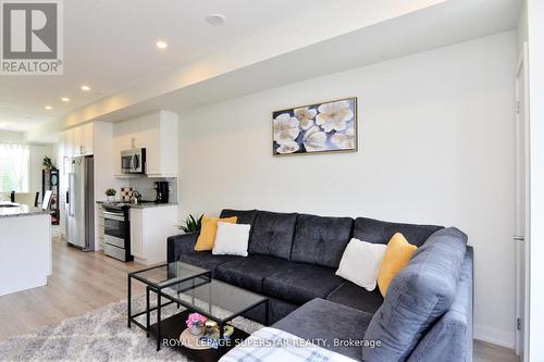 39 - 590 North Service Road, Hamilton, ON - Indoor Photo Showing Living Room