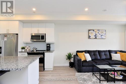 39 - 590 North Service Road, Hamilton, ON - Indoor Photo Showing Kitchen With Upgraded Kitchen