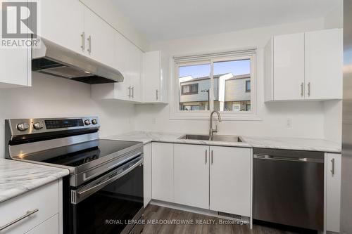 25 - 108 Sinclair Avenue, Halton Hills (Georgetown), ON - Indoor Photo Showing Kitchen