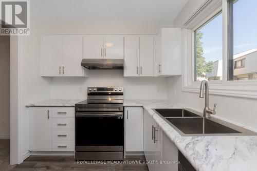 25 - 108 Sinclair Avenue, Halton Hills (Georgetown), ON - Indoor Photo Showing Kitchen With Double Sink