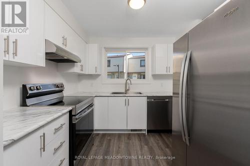 25 - 108 Sinclair Avenue, Halton Hills (Georgetown), ON - Indoor Photo Showing Kitchen